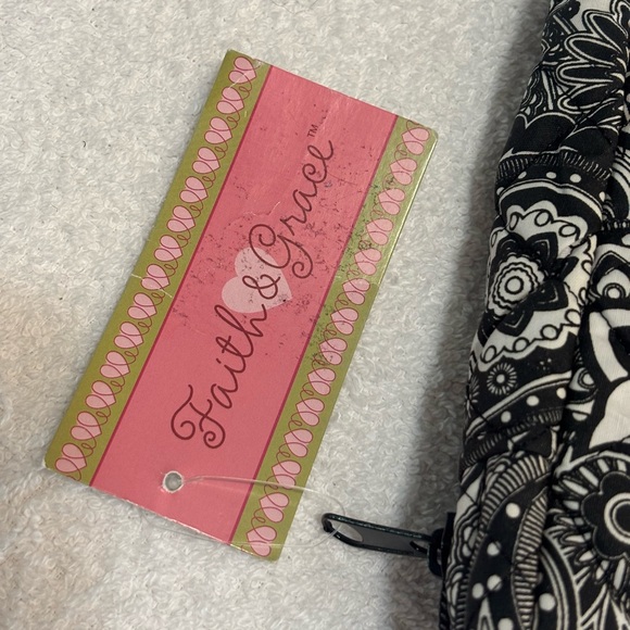 Black and White Paisley Bible Cover - Picture 2 of 7